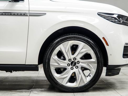 Used 2025 Lincoln Navigator Reserve image 9