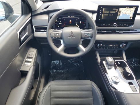 New 2025 Mitsubishi Outlander SE image 25
