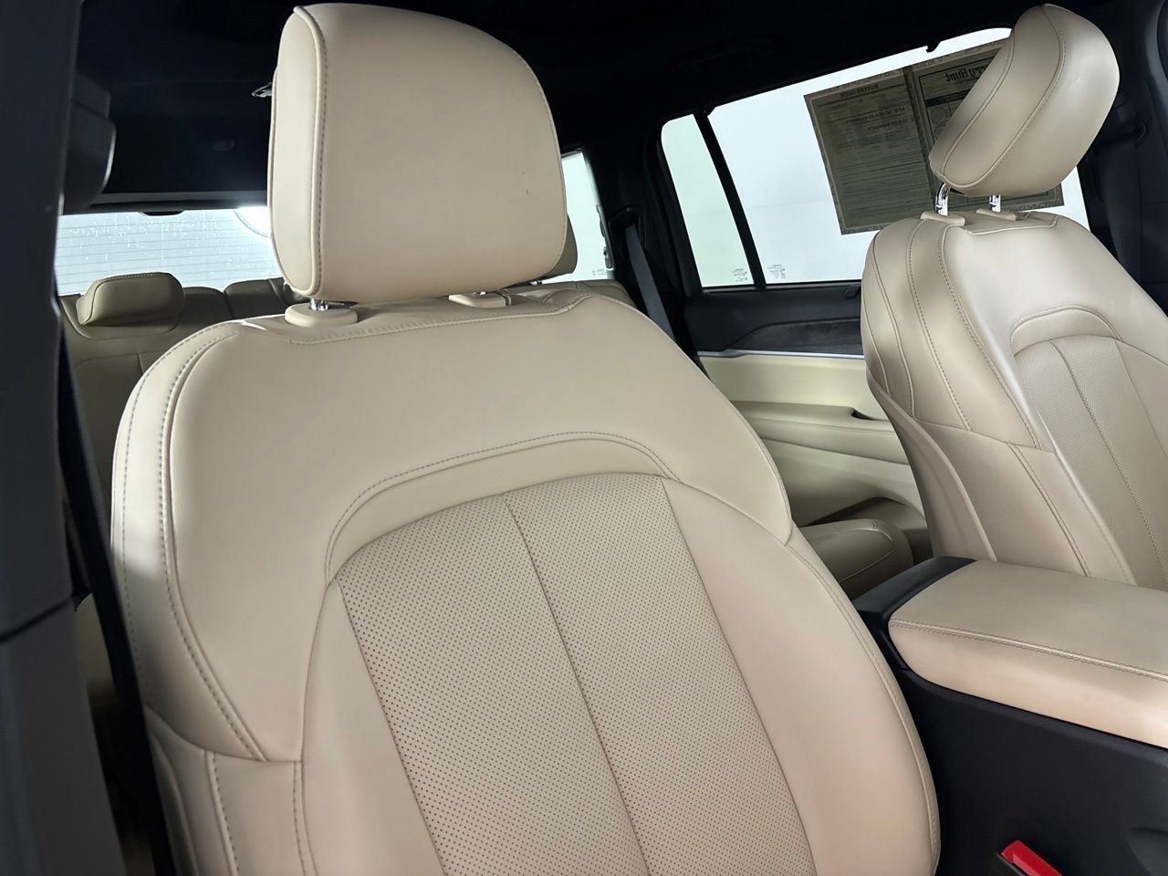 Used 2023 Jeep Grand Cherokee L Limited w/ Luxury Tech Group II AWD/4WD image 31