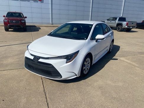 Used 2024 Toyota Corolla LE image 2