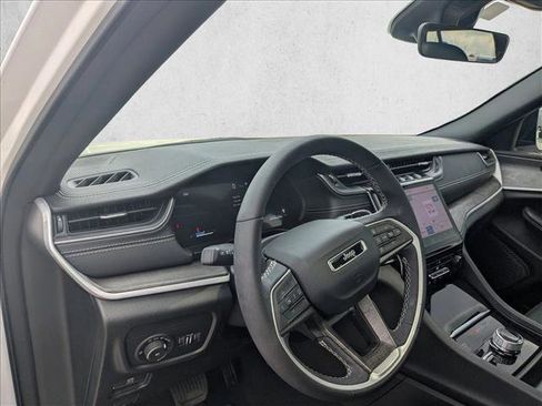 Used 2025 Jeep Grand Cherokee Limited AWD/4WD image 10