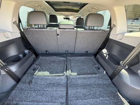 Used 2024 Volkswagen Tiguan SE image 31
