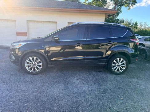 Used 2017 Ford Escape Titanium image 3