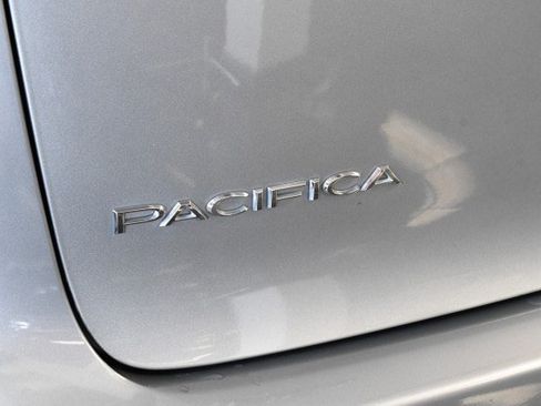 Used 2017 Chrysler Pacifica Touring Plus FWD image 12
