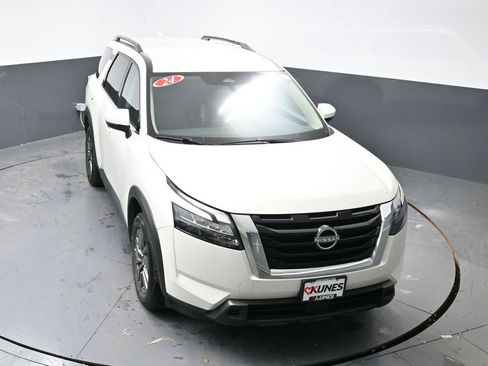 Used 2024 Nissan Pathfinder SV image 43