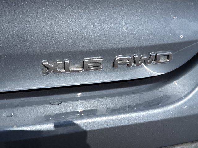 Used 2021 Toyota Highlander XLE AWD/4WD image 18