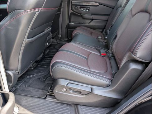Used 2025 Honda Pilot Black Edition image 10