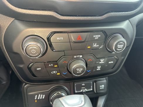 Used 2021 Jeep Renegade Sport w/ Sport Appearance Group AWD/4WD image 17
