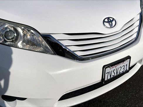 Used 2017 Toyota Sienna LE image 27