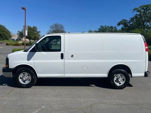 Used 2014 Chevrolet Express 2500 Van 3D image 8