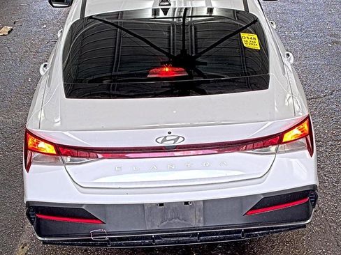 Used 2024 Hyundai Elantra SE FWD image 4