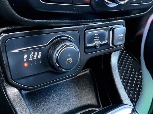 Certified 2023 Jeep Renegade Latitude w/ Sun/Sound Group image 33