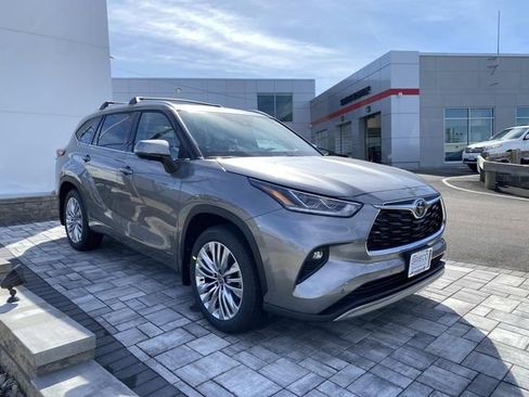 New 2026 Toyota Highlander Platinum AWD/4WD image 1