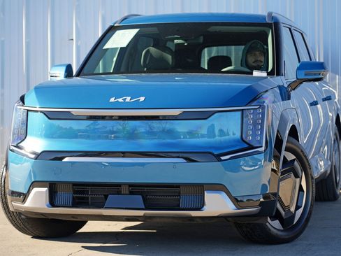 Used 2024 Kia EV9 Land image 3