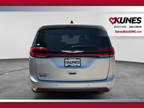 Used 2024 Chrysler Pacifica Touring-L FWD image 9
