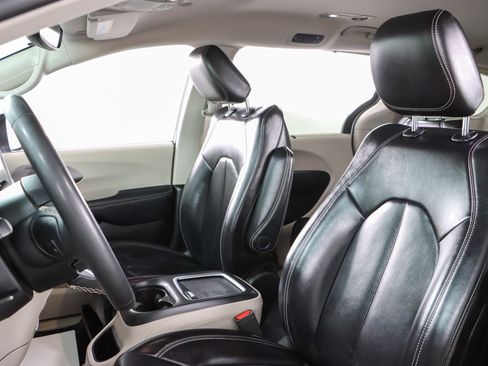 Used 2023 Chrysler Pacifica Touring-L FWD image 24