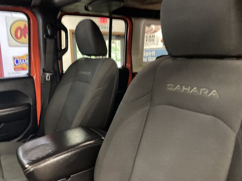 Used 2018 Jeep Wrangler Unlimited Sahara AWD/4WD image 14