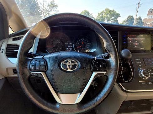 Used 2017 Toyota Sienna LE image 12