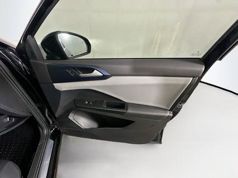 Used 2022 Volkswagen Taos SE FWD image 30