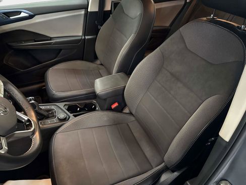 Certified 2022 Volkswagen Taos SE w/ IQ.Drive SE Package image 21