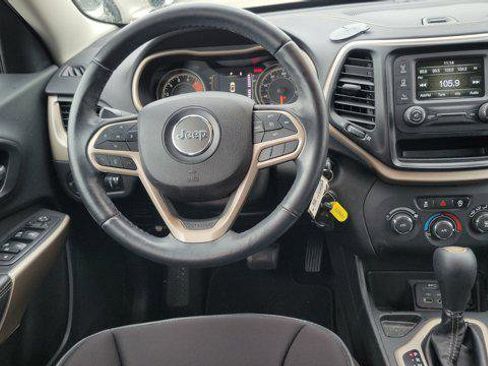 Used 2018 Jeep Cherokee Latitude w/ Altitude Package image 9