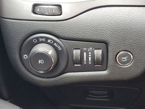 Used 2021 Jeep Cherokee Latitude Lux w/ Comfort/Convenience Group AWD/4WD image 20