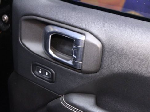 Used 2018 Jeep Wrangler Unlimited Sahara w/ Uconnect 4C Nav & Sound Group image 10