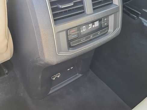 Used 2018 Volkswagen Atlas SEL AWD/4WD image 16