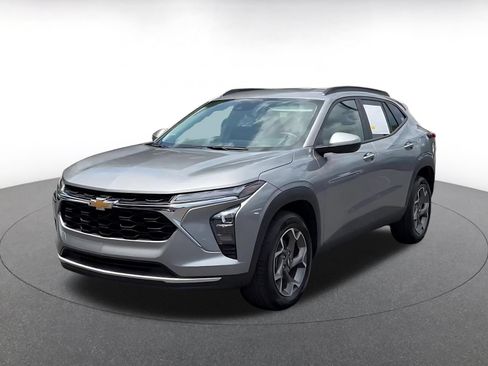 Used 2025 Chevrolet Trax LT w/ LT Convenience Package FWD image 5