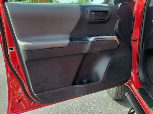 Used 2020 Toyota Tacoma SR5 RWD image 18
