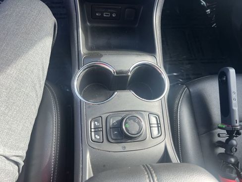 Used 2024 GMC Terrain SLT image 19