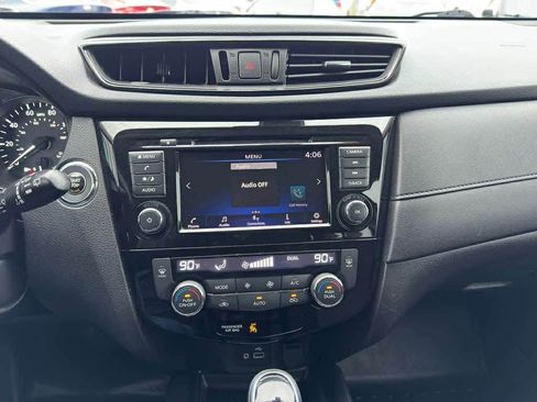 Used 2020 Nissan Rogue SV image 17