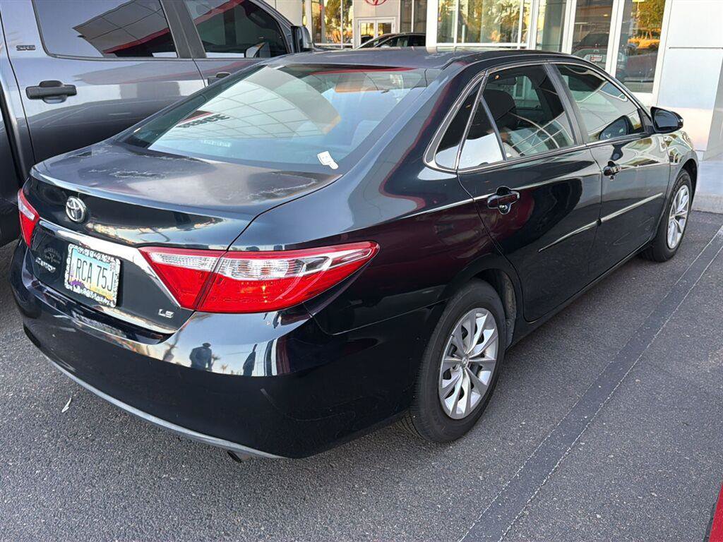 Used 2017 Toyota Camry LE FWD image 4