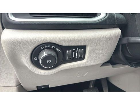 Used 2017 Chrysler Pacifica Touring-L FWD image 21