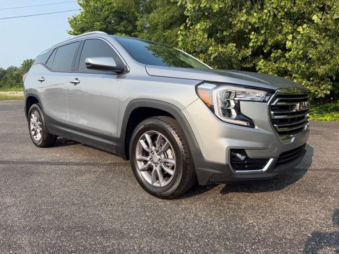 Used 2024 GMC Terrain SLT AWD/4WD image 3