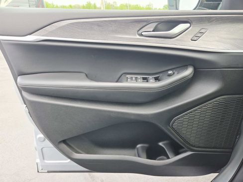 Used 2024 Jeep Grand Cherokee L Limited w/ Black Appearance Package image 37