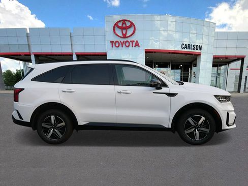 Used 2022 Kia Sorento EX w/ Panoramic Sunroof Package FWD image 4