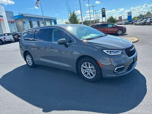 Used 2023 Chrysler Pacifica Touring-L FWD image 2