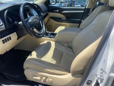 Used 2019 Toyota Highlander XLE w/ Carpet Mat Package (TMS) FWD image 11