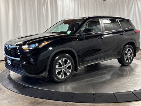 Used 2023 Toyota Highlander XLE AWD/4WD image 1