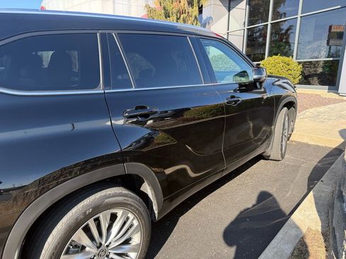 Used 2024 Toyota Highlander Platinum image 6