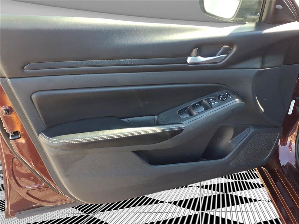 Used 2025 Nissan Altima 2.5 SV AWD/4WD image 16