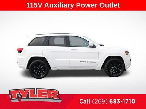 Used 2018 Jeep Grand Cherokee Altitude AWD/4WD image 9