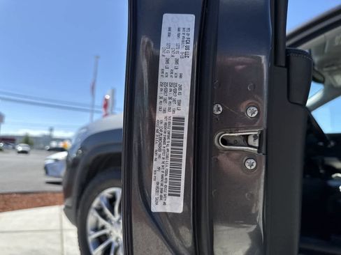 Used 2019 Jeep Cherokee Latitude Plus w/ Comfort/Convenience Group AWD/4WD image 24