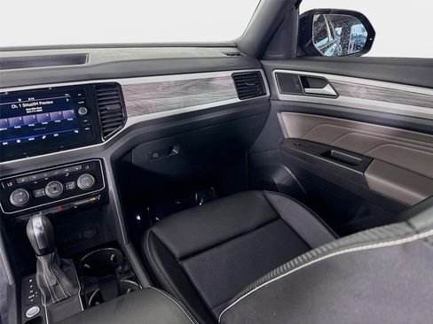 Used 2022 Volkswagen Atlas Cross Sport SE FWD image 25