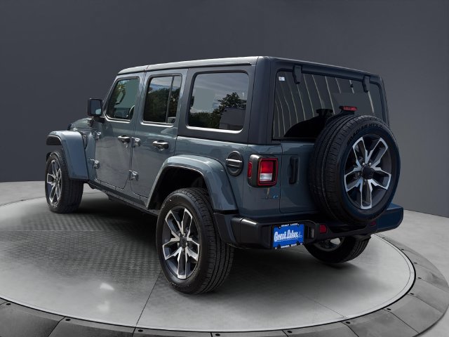 Used 2024 Jeep Wrangler Unlimited AWD/4WD image 3