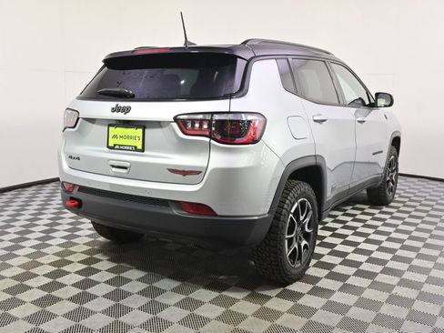 Used 2025 Jeep Compass Trailhawk AWD/4WD image 6