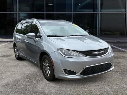 Used 2020 Chrysler Pacifica Touring-L FWD image 2