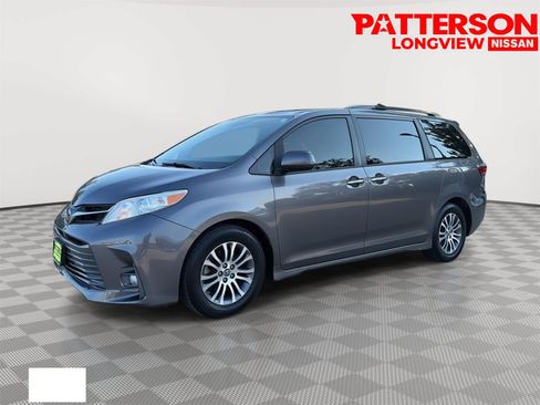 Used 2020 Toyota Sienna XLE w/ XLE Navigation Package FWD image 4