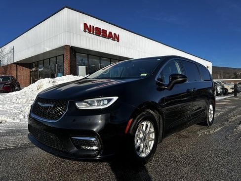 Used 2023 Chrysler Pacifica Touring-L image 1